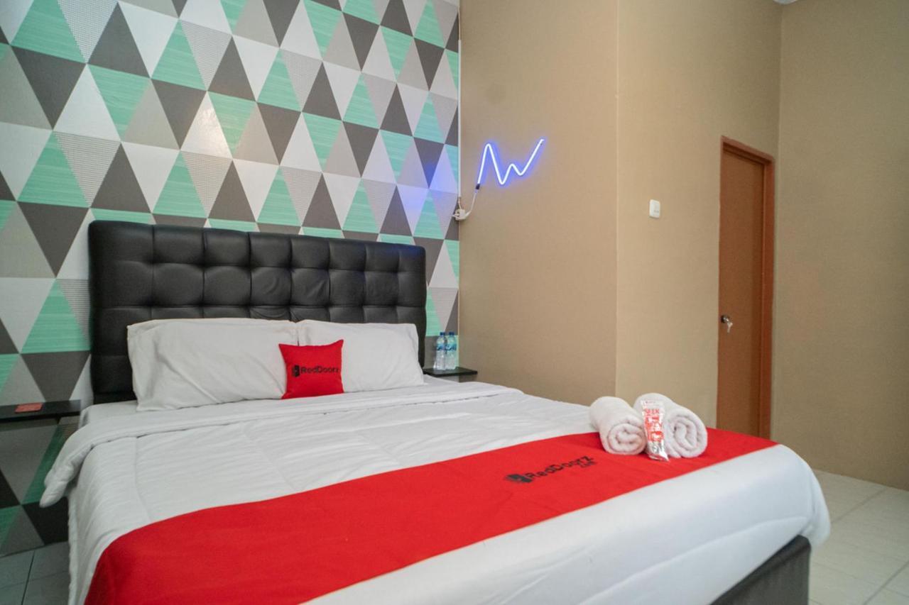 Hotel Reddoorz Near Taman Safari 2 Bogor Esterno foto