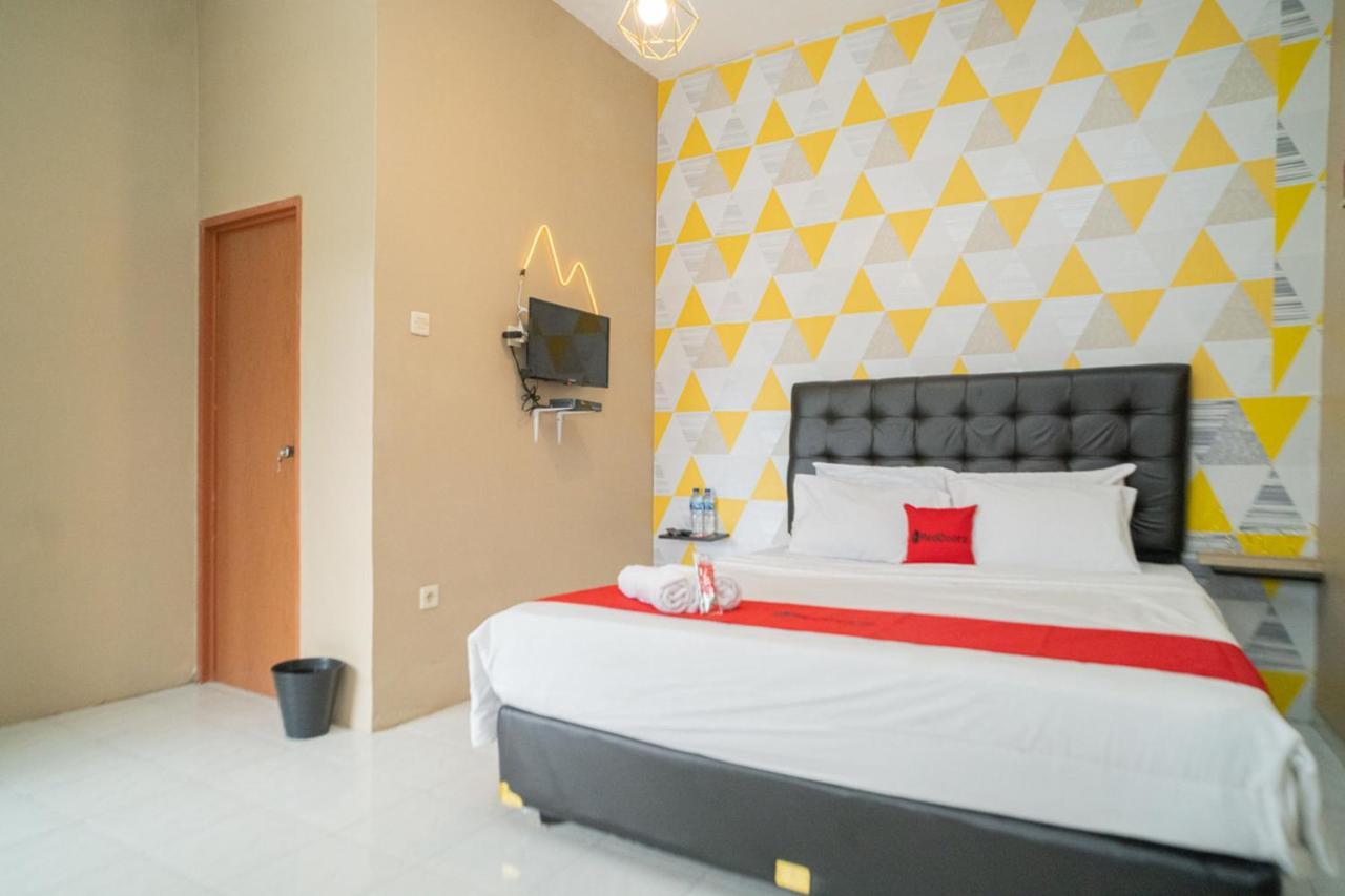 Hotel Reddoorz Near Taman Safari 2 Bogor Esterno foto