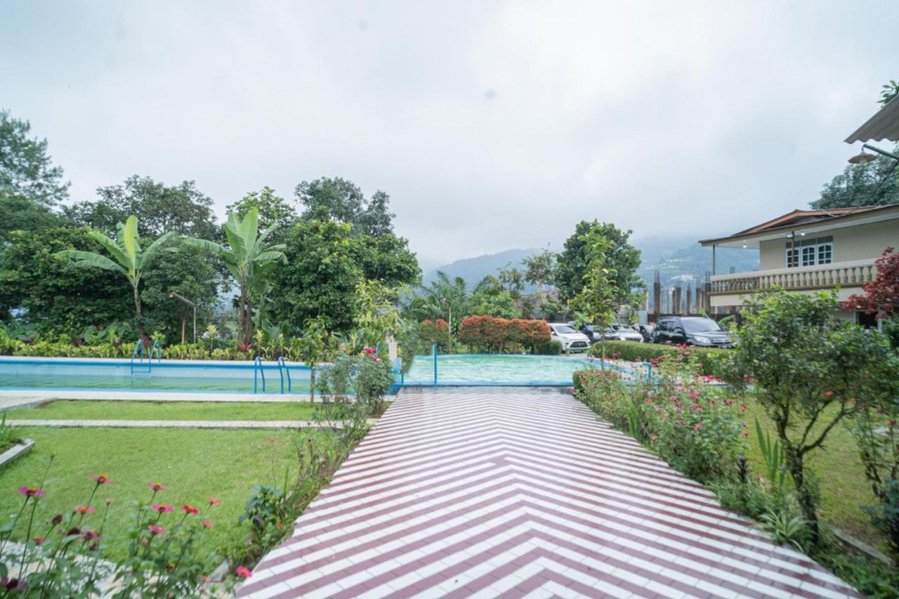 Hotel Reddoorz Near Taman Safari 2 Bogor Esterno foto